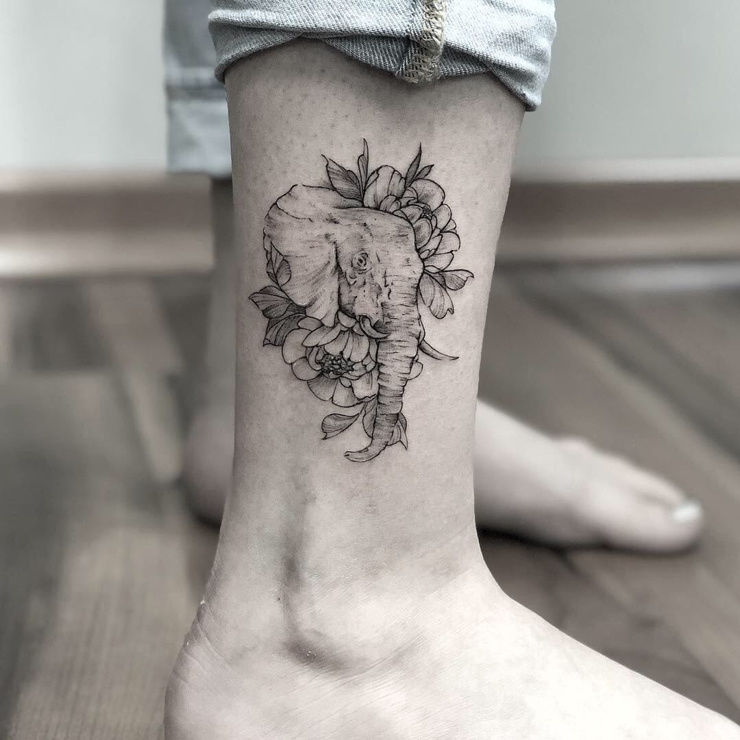 Mestres em tatuar - 27 tatuadores de flores em blackwork e fineline